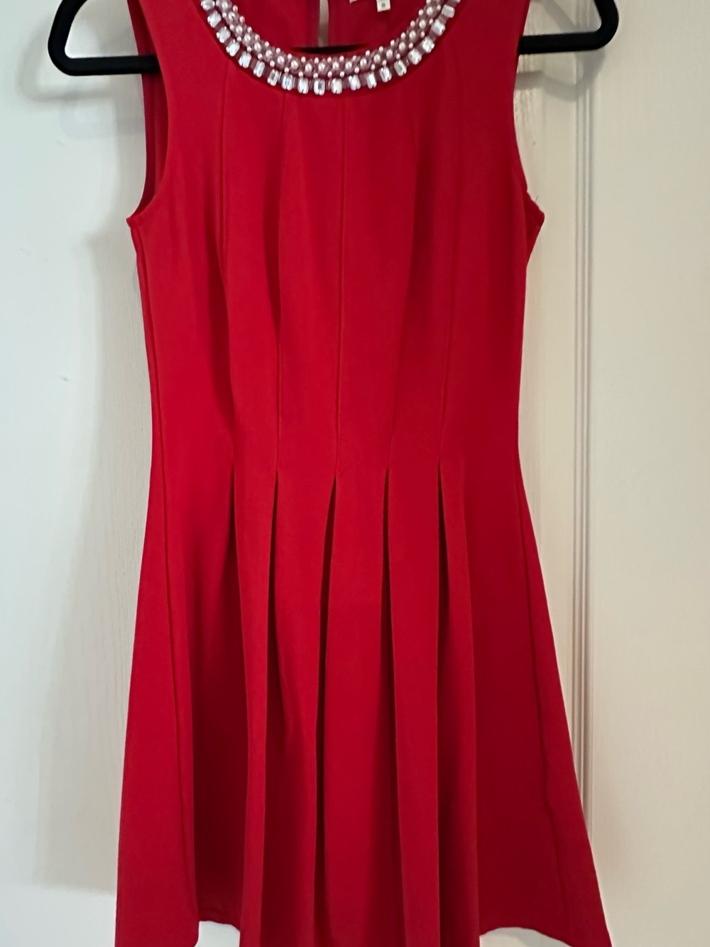 Monteau Red Sleeveless Jewel-Neck Pleated Dress